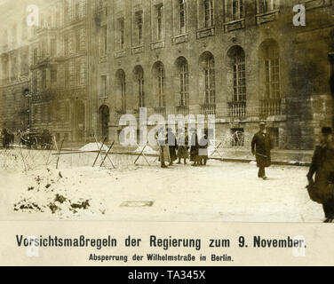 Des soldats en uniforme retranché sur la Wilhelmstrasse dans le quartier du gouvernement de Berlin (Mitte) le 9 novembre, l'anniversaire de la révolution de novembre 1918. Banque D'Images