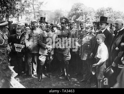 Le général de l'infanterie Otto Hasse (4e à partir de la gauche) et le Prince héritier de Prusse (5e dans l'uniforme de Hussard) devant le nouveau mémorial érigé en l'honneur des soldats du bataillon d'infanterie et de la Lehr Lehr Régiment d'infanterie, qui est tombé dans la Première Guerre mondiale. Le monument aux morts a été érigé sur le Brauhausberg à Potsdam. Banque D'Images