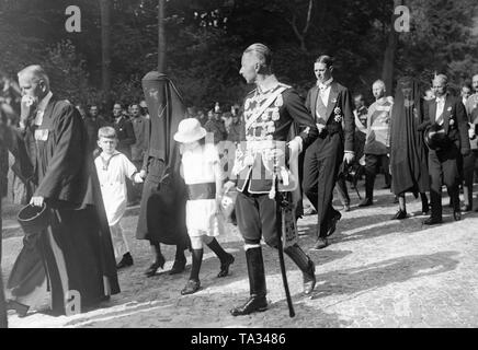 Le 6 juillet, le Prince Sigismond a été tué dans un accident de cheval à Lucerne. Quelques jours plus tard, il est enterré près de Berlin à Nikolskoe. Dans la procession funéraire le clergé est suivie par les membres de la maison de Prusse. 1re rangée de gauche à droite : Le Prince Friedrich Karl, la veuve la princesse Marie Louise (b. La Princesse zu Schaumburg-Lippe), la princesse Louise, le Prince Wilhelm. 2e rangée : Prince Friedrich Leopold de Prusse. 3ème rangée : Crown Princess Cecilie. 4e rangée de gauche à droite : Prince Oskar et Prince August Wilhelm. Banque D'Images