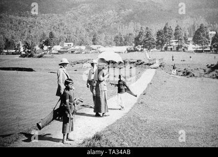 Le prince allemand Wilhelm (le fils aîné de l'empereur Guillaume II) et son épouse Cecilia sur un terrain de golf à Ceylan avec les caddies pendant leur tour du monde. Banque D'Images