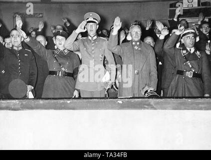 Le Prince Guillaume de Prusse (2e à partir de la droite) et Leader Sports Reich Hans von Tschammer et Osten (à droite) lors de l'ouverture de la piscine de Berlin Festival du sport dans la région de Berlin-Schoeneberg Sportpalast. Le Prince et les autres invités d'honneur de l'armée impériale, la police ainsi que les politiciens ont soulevé leurs mains dans le salut nazi. Banque D'Images