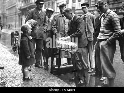 Un musicien de rue au chômage joue sur des verres à vin pour faire de l'argent. Banque D'Images