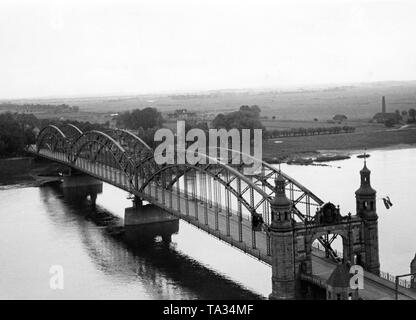 Vue depuis la tour de l'église du village sur le pont de Tilsit, qui avec la tête dans le pont allemand Memel salon sert de frontière entre l'Allemagne et la Lituanie (photo non datée). Banque D'Images