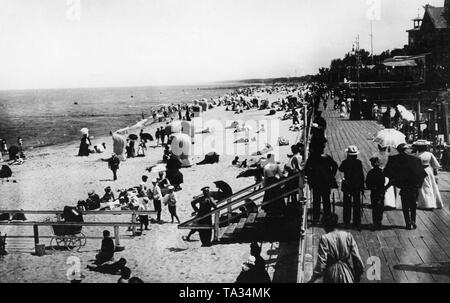 Plage de la mer Baltique ville de Cranz (aujourd'hui Zelenogradsk). Le long de la plage il y a une promenade en bois et chaises de plage sur la plage. Banque D'Images