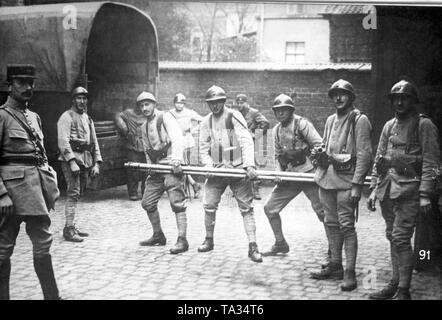 Au cours de l'occupation de la Ruhr, plusieurs installations industrielles ont été démantelées par les Français et transportés vers la France, tout comme les tuyaux de fer (photo non datée). Banque D'Images