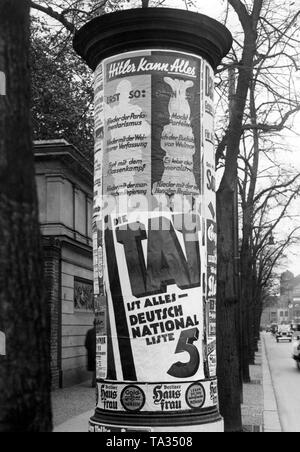 Deux affiches électorales sur une colonne de publicité à Berlin. Sur le dessus l'un des adversaires d'Hitler, ci-dessous une affiche de la DNVP. Les opposants d'Hitler prévoit la prise du pouvoir par Hitler. Le DNVP annonce avec 'l'acte est tout ressortissant allemand, liste 5'. Banque D'Images