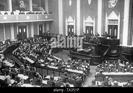 Voir dans la salle plénière de la Diète japonaise à Tokyo lors d'une réunion. Banque D'Images