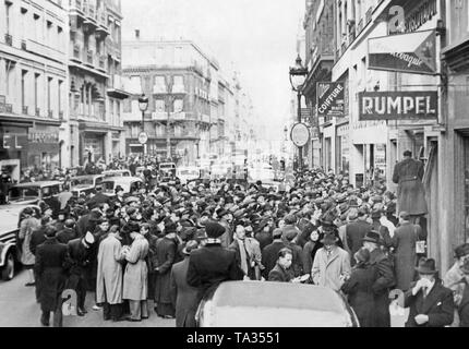 Tchèques et français se rassembler devant l'office tchèque de Faubourg, Paris. Ils se rassemblent autour d'une carte de la Tchécoslovaquie. En mars 1939, la première République slovaque a été fondée sur la commande d'Hitler, et la Bohême et Moravie ont été capturés par la Wehrmacht. Banque D'Images