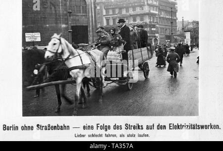 Calèche transporte les gens au lieu de prendre le bus et le tramway. Pendant la grève de l'électricité, les Berlinois revenir à essayé et testé des méthodes de transport. Banque D'Images