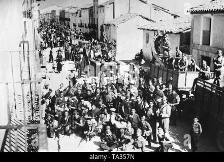 Photo d'une unité d'un groupe de combat anarchiste de la "taehlernen' ('Steel nw Colonne') ('Columnia de Hierro') à Puebla de Valverde dans la province de Teruel, près de Valence en 1936. L'unité a combattu du côté des républicains sous le drapeau de la Fédération anarchiste ibérique (Federacion Anarquista Iberica, FAI) avec le Syndicat anarcho-syndicaliste CNT. L'unité était composée principalement de Catalans et n'avait pas de commandant. Les officiers de milice poser sur et à l'avant des camions. Banque D'Images