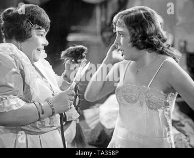 Dita Parlo (r.) et Lydia (Tridenskaja l.) dans le film 'Melody du Cœur'. Parlo dans le caractère de Julia Balog obtient une nouvelle coupe, un bob. Banque D'Images