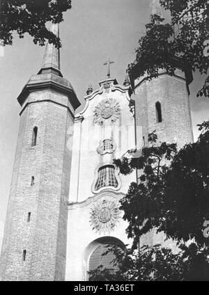 La photo montre la cathédrale d'Oliwa de Gdansk. Elle est dédiée à la Sainte Trinité, Sainte Vierge Marie et de St Bernard. La basilique à trois nefs fut construite à la fin du 12ème siècle par les Cisterciens et appartenait à un monastère. En 1925, avec la création d'un diocèse par le Pape Paul VI, l'église fut élevé à la dignité d'une cathédrale. Banque D'Images