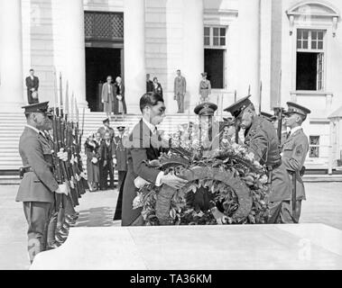 Le Prince japonais (à gauche) pose une couronne sur la Tombe du Soldat inconnu de la Première Guerre mondiale au cimetière national d'Alrington en Virginie le 16 avril 1931 en collaboration avec le Lieutenant Commander Mutzen (centre) et le général Colloins. Banque D'Images