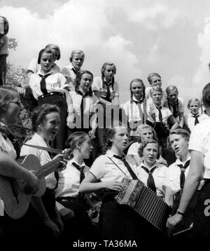 BDM-Fuehrerinnen, qui fréquentent une école de formation de la BDM à Neuchâtel château, c'est chanter et jouer de la musique dans un fossé. Banque D'Images