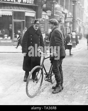 Dans le cadre du Reich (Reichsunfallverhuetungswoche la Semaine de prévention des accidents) en 1929, un fonctionnaire de la police de sécurité demande à un cycliste sur les questions de trafic. Banque D'Images