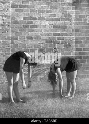 Les femmes qui font de la gymnastique dans les années 1930 ou 1940 (non daté). Photo : Wanda von Debschitz-Kunowski. Banque D'Images