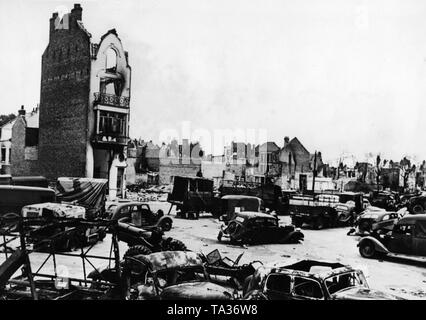 Sous-munitions laissés dans une ville française après le retrait des Britanniques et des forces françaises. Banque D'Images