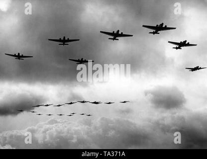 La photo montre le défilé de l'escadron de reconnaissance, ainsi que les escadrons de chasseurs et bombardiers le jour de la Wehrmacht à Nuremberg. Junkers Ju 52 sont des avions survolant la Zeppelinwiese. Banque D'Images