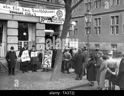 Photo d'une file d'attente devant un bureau de vote de Gdansk à l'occasion de l'Volkstag élections. Le Volkstag est le parlement de Gdansk, qui a élu le Sénat, le gouvernement de la république de la ville. En face du bureau de vote des militants il y a des sociaux-démocrates et socialistes nationaux comité permanent, et il y a une bannière aux nationaux-socialistes avec l'inscription "L'un est pour les Allemands ! Voter pour la liste 1 '. Banque D'Images