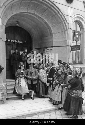 Après l'invasion des troupes allemandes en Autriche un référendum va être organisé sur l'annexion de l'Autriche à l'Empire allemand. Les gens portent des costumes traditionnels dans le bureau de vote dans Spitz an der Donau. Banque D'Images