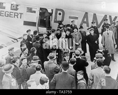 Joachim von Ribbentrop à son arrivée à l'aéroport de Croydon. Ribbentrop a été l'ambassadeur allemand à Londres (1936-38) et Ministre des affaires étrangères du Reich (1938-45). Banque D'Images