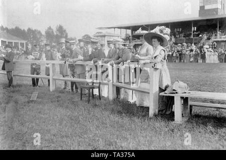 La famille impériale observe le Concours hippique à l'hippodrome. De 1 à 5 : Prince Eitel Friedrich de Prusse (1), le Prince Joachim de Prusse (2), le Prince Guillaume de Prusse (3), son épouse la princesse Cecilie de Prusse, née Duchesse de Mecklembourg (4), la princesse Sophie Charlotte, née Duchesse d'Oldenbourg et épouse du Prince Eitel Friedrich (5). Banque D'Images