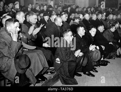 Vue du public lors d'un rassemblement dans le NSDAP Sportpalast bondé. Ministre de la propagande Joseph Goebbels a prononcé un discours ici. Banque D'Images