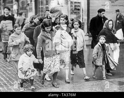 Photo d'un groupe de femmes et enfants qui fuient depuis Madrid après le début des combats dans la capitale espagnole à l'été 1936. Banque D'Images