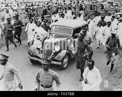 L'Empereur Hailé Sélassié à pied à travers les rues de la capitale éthiopienne Addis-Abeba accompagnés par des soldats, peu après le début de la guerre d'Abyssinie. Banque D'Images