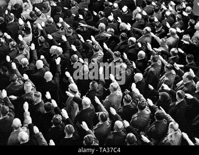 Vue de la réunion parallèle dans le Sportpalast pendant la diffusion d'un discours d'Adolf Hitler. Les participants ont lieu à effectuer le salut nazi. Photo : Jacob Banque D'Images