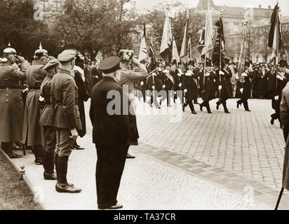 Les membres de l'associations d'anciens combattants défilent avec leurs drapeaux devant les chefs de la maison impériale des Hohenzollern. L'événement a réuni, entre autres par le Prince William et la Princesse Cecilia, Prince Eitel Friedrich et le Prince Oscar de Prusse. Banque D'Images