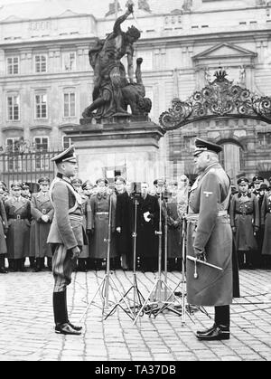 Général Walther von Brauchitsch mains sur le Protectorat de Bohême et Moravie au Reich Konstantin von Neurath, protecteur, en face du Château de Prague. En mars 1939, la Wehrmacht occupe la République tchèque et slovaque, le premier état a été créé par la commande d'Hitler. Banque D'Images