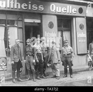 SA hommes avant leur Sturmlokal dans lequel le membre SA Sagasser a été assassiné. Banque D'Images