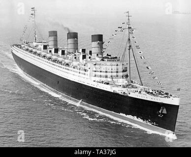 Le "Queen Mary" de la compagnie maritime Cunard atteint le port de New York après son voyage inaugural. Banque D'Images