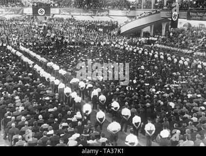 Vue du public lors d'un événement du NSDAP. Les membres de l'AS sont vêtus de chemises blanches à cause de l'interdiction d'uniforme. Banque D'Images