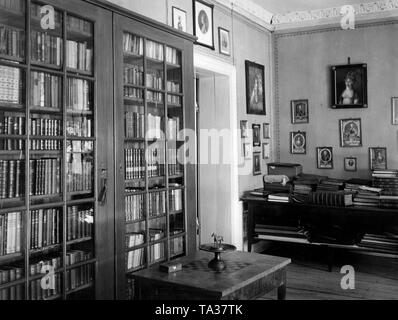 Vue de la bibliothèque avec l'archive de la famille Bismarck Schoenhausen manor dans l'arrêt Altmark, la Prusse. Otto von Bismarck est né à Schloss Schonhausen en 1815. Banque D'Images