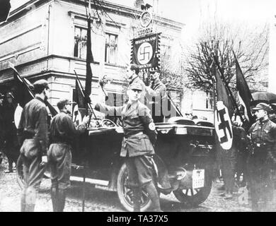 Joseph Goebbels rides (debout) dans une voiture pendant une propagande mars de la SA. L'homme, qui couvre une partie de lui, est l'agent de police plus tard, Kurt Daluege. Banque D'Images