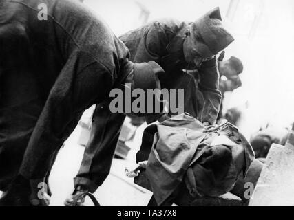 Les prisonniers de guerre français, qui ont été libérés pour raisons de santé à partir de la captivité et sont maintenant en voie de rapatriement, d'arriver à Chalon-sur-Marne à la ligne de démarcation franco-allemand. Banque D'Images