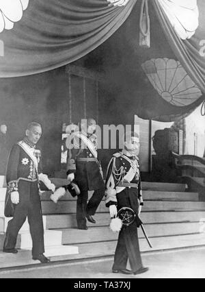 L'empereur japonais Hirohito quitte le sanctuaire de Yasukuni à Tokyo le 20 avril, après la commémoration du soldat japonais qui sont morts dans la Deuxième Guerre Japanese-Chinese. Banque D'Images