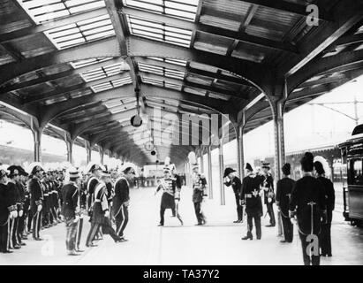 L'Empereur Puyi (au centre, à droite) qui a été choisi par le Japon pour devenir l'empereur du Mandchoukouo après l'occupation de la Mandchourie et l'établissement de l'état d'Manchukuoon, une visite d'État à Tokyo. L'empereur japonais Hirohito (au centre, à gauche) présente son ministre à son invité. Banque D'Images