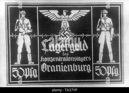 Camp de concentration 6 pfennig argent du camp de concentration d'Oranienburg. Sur le projet de loi ou d'un jeton d'argent sont dépeints SA les hommes en face d'un fil de fer barbelé ainsi que les symboles de la souveraineté nazie, l'aigle et croix gammée. Banque D'Images