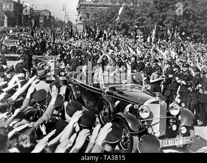 Adolf Hitler dans la voiture sur le chemin à un rallye sur la 'journée de travail national' dans le Lustgarten de Berlin. Franz von Papen est assis à l'arrière de la voiture. Banque D'Images