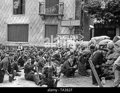 Photo d'une unité de combattants républicains en salopette bleue, on peut supposer que les bénévoles de l'initiative anarcho-syndicaliste / CNT. Les combattants armés de fusils se sont retranchés derrière une barricade de sacs de sable dans la ville frontalière d'Irun espagnol sur la sortie Route vers Pampelune, ? ?Navarre. Dans l'autre sens, la frontière française. Banque D'Images