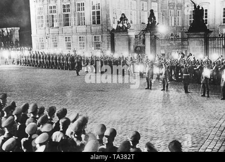 Tatouage en avant du Château de Prague à l'occasion de la commémoration du début de la Première Guerre mondiale. Les soldats portent des torches et un groupe de musique joue. Depuis mars 1939, les régions de la Bohême et de la Moravie avait été sous occupation allemande. Banque D'Images