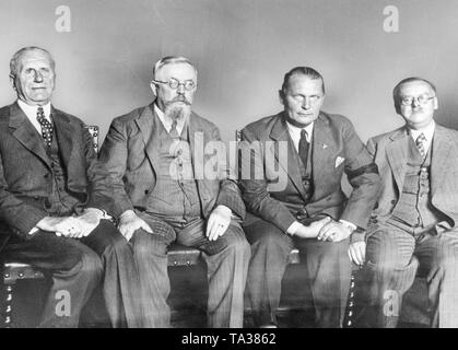 Après les élections du Reichstag de juillet 1932, le NSDAP est devenu de loin la plus grande force dans le parlement et a présenté le président du Reichstag en la personne de Hermann Goering (3e de gauche). Sur la gauche, les vice-présidents du Reichstag Walther Graef (DNVP) et Thomas Esser (centre), à droite de lui le deuxième vice-président Hans Rauch du BVP. Banque D'Images