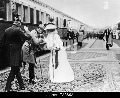 L'empereur allemand Guillaume II (en uniforme de chasse) baisers la main de l'épouse de l'archiduc François-Ferdinand d'Autriche avant son train à la gare de Konopiste Château. Banque D'Images