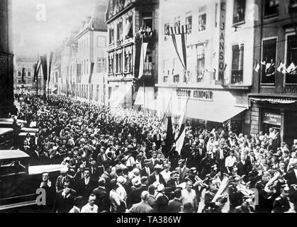 Avec les applaudissements de la foule, agitant des drapeaux et une fanfare, plusieurs policiers entrer de Mayence. Ils ont été les premiers policiers allemands qui sont venus à la ville après l'évacuation des forces alliées de la Rhénanie et ont été accueillis avec enthousiasme par une foule importante. Banque D'Images