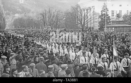 Les membres du NSDAP autrichien mars sur le Adolf-Hilter-Platz à Innsbruck. Jusqu'à l'annexion de l'Autriche à l'Empire allemand en mars 1938, le NSDAP a été interdit en Autriche. Banque D'Images