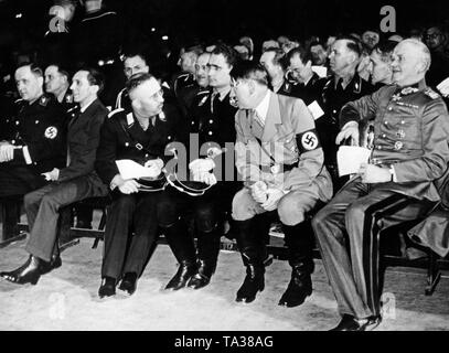 Heinrich Himmler et d'Adolf Hitler d'avoir une conversation dans le Berlin Sportpalast. Première rangée de gauche à droite : Reichsbauernfuehrer Propagandaminister Walther Darre, Joseph Goebbels, Reichsfuehrer SS Heinrich Himmler, Rudolf Hess, Adolf Hitler et le Reich Ministre de la guerre Werner von Blomberg. Banque D'Images