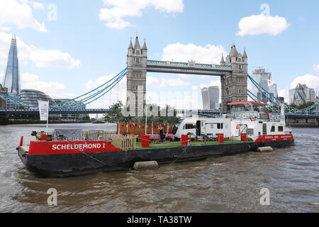 À l'embargo 0001 Mercredi 22 mai 2019 présentatrice TV Julia Bradbury emplacements jusqu'à Tower Bridge sur un camping pour célébrer le 100e anniversaire de la caravane et camping National lancement Semaine 2019 (NCCW), qui se déroule du 27 mai au 2 juin. PRESS ASSOCIATION. Photo date : mardi 21 mai 2019. Crédit photo doit se lire : Isabel Infantes/PA Wire Banque D'Images